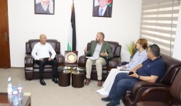 لقاء أبو هولي مع الوفد البريطاني بمقر الدائرة في غزة