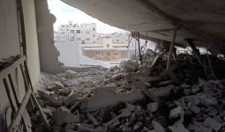 آثار الدمار بعد تفجير شقة الشهيد خروشة في مخيم عسكر