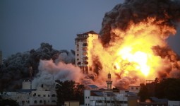 أثناء تدمير برج فلسطين وسط مدينة غزة