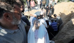 طفلة شهيدة جراء مجزرة ارتكبت بحق عائلة العجرمي في دير البلح