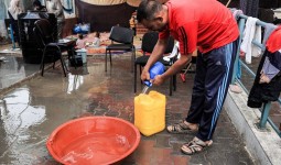 تجميع مياه الأمطار في مراكز الإيواء في غزة للاستفادة منها في الشرب والاستخدام.