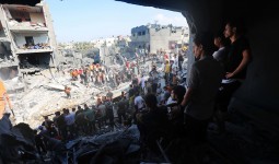 فلسطينيون أمام ركام منازلهم التي دمرها طيران الاحتلال في مخيم المغازي وسط قطاع غزة-05 نوفمبر 2023