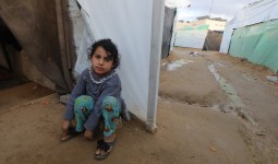طفلة في مخيم للنزوح بدير البح وسط قطاع غزة