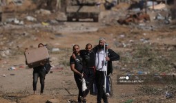 فلسطينيون مصابون يعودون الى مناطقهم امام جيش الاحتلال 
