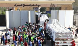 شاحنة مساعدات أمام معبر رفح (رويترز)