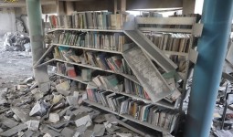 مكتبة البلدية بعد قصفها