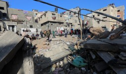 مبنى دمره قصف الاحتلال على مخيم دير البلح بقطاع غزة في 4 يناير 2024. تصوير عمر شتيوي - apaimages