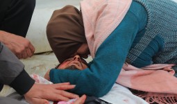 أم تبكي ابنها الشهيد في مستشفى شهداء الأقصى