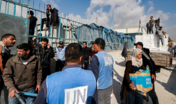 خلال توزيع الوكالة حصص طحين في غزة