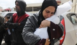 عائلة الطفل (بسام المقوسي)، الذي قتل بغارات الاحتلال، خلال وداعه في مستشفى الأقصى، دير البلح، 22 مارس 2024