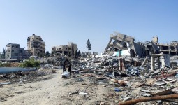 أنقاض مباني في مدينة غزة دمرتها الغارات الإسرائيلية المستمرة