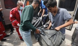 نقل جثامين شهداء بعد انسحاب جيش الاحتلال من خان يونس