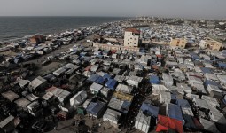 تم إقامة مخيم للنازحين من رفح في منطقة دير البلح وسط قطاع غزة.