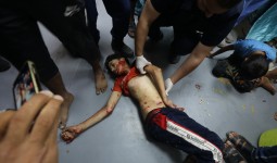 طفل مصاب وصل إلى مستشفى شهداء الأقصى جراء القصف 