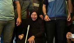 سيددة فلسطينية  تبكي الشهداء في خان يونس جنوب غزة