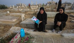 عائلات فلسطينية تحيي طقوس العيد بزيارة قبور أحبّائها في مقبرة بمدينة غزة صباح اليوم