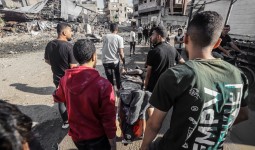 فرق الدفاع المدني تنتشل شهداء وجرحى بعد قصف مبنى للنازحين قرب محطة وقود في مدينة غزة