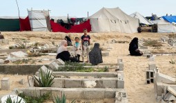 فلسطينيون في غزة يستقبلون العيد فوق قبور الشهداء