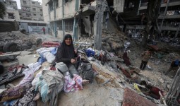 فلسطينيون يتفقدون دماراً خلفته غارة 