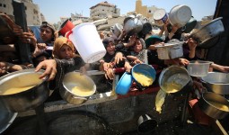 فلسطينيون يتجمعون للحصول على وجبات مجانية من 