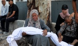 فلسطينيون يشيعون جثامين شهداء في مستشفى الشفاء بمدينة غزة.