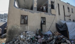 فلسطينيون يتفقدون آثار الدمار بعد غارة استهدفت مدرسة تأوي نازحين في جباليا شمال غزة