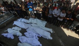 فلسطينيون يشيعون جثامين عدد من الشهداء في مستشفى الشفاء الطبي بمدينة غزة