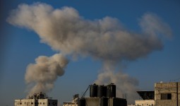 دخان يتصاعد جراء القصف 