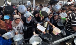فلسطينيون يتجمعون للحصول على الطعام من 