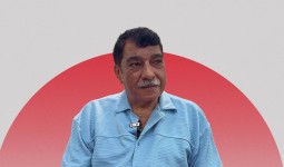 الحلاق الفلسطيني خالد عوض، المعروف اليوم كأقدم حلاق في مخيم عين الحلوة