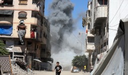 غزة.لحظة استهداف الاحتلال لمنزل في مدينة غزة