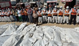 فلسطينيون يصلّون على جثامين شهداء مجهولي الهوية قبل دفنها في مقبرة جماعية