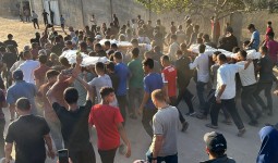 فلسطينيون يشيعون عدداً من الشهداء في مستشفى شهداء الأقصى بدير البلح