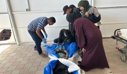 عائلة تتسلّم جثامين أبنائها في مستشفى ناصر بخان يونس بعد تسليمها عبر الصليب الأحمر الدولي