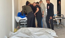 جثامين شهداء فلسطينيين سلمها الاحتلال يتم التعرف عليها  في مستشفى ناصر جنوبي قطاع غزة