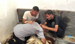 فلسطينيون يودعون شهيداً في دير البلح وسط قطاع غزة(APA)