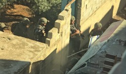 من مداهمة جنود الاحتلال لبيوت الفلسطينيين في بلدة عقابا بطوباس شمالي الضفة الغربية