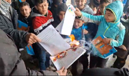 إحراق كتب الجغرافيا المحرفة في مخيم نهر البارد رفضًا لشطب اسم فلسطين