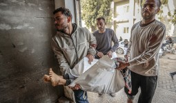 نقل الطفلة الشهيدة همسة حوسو إلى مستشفى في مدينة غزة