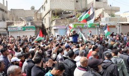 مسيرة حاشدة في مخيم خان دنون بريف دمشق، الجمعة، ٣ نيسان/ أبريل