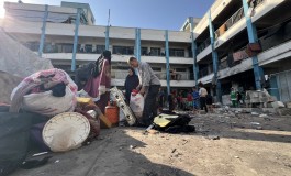 فلسطينيون يتفقدون دمار مدرسة أبو حلو بمخيم البريج بعد قصف "إسرائيلي" اليوم