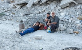فلسطينيون عائدون إلى خان يونس يجلسون فوق ركام منازلهم