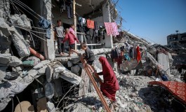 عائلة بدوان تعيش بين أنقاض منزلها المدمر في جباليا شمالي قطاع غزة