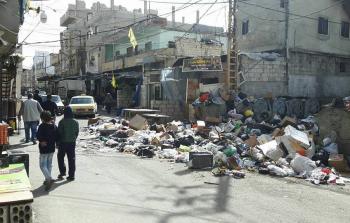 صورة تجمع النفايات امام العيادة الاولى للاونروا في الشارع الفوقاني لمخيم عين الحلوة