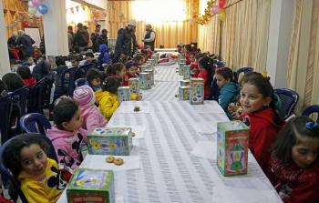 خلال توزيع الهدايا لأطفال مخيم اليرموك في روضة الدمشقية