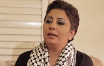 ساندرا تلتفح الحطة الفلسطينية لكنها وشمت 