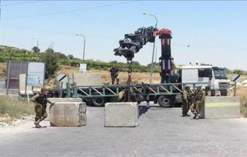 قوات الاحتلال تواصل إغلاق مدخل مخيّم الفوّار