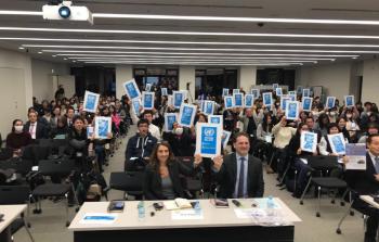 طلاب جامعة طوكيو يرفعون شعار حملة دعم 