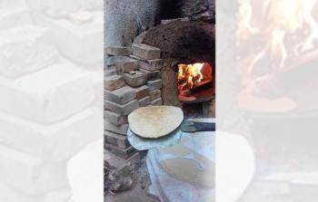يعتمد الاهالي في مخيم خان الشيح على طرق بدائية لاعداد الخبز تحت الحصار