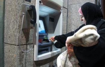 تعبئة بطاقة الصراف الآلي الخاصة باللاجئين الفلسطينيين السوريين في لبنان